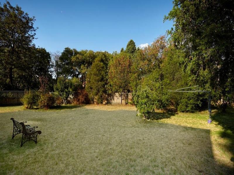 2 Magdala Avenue, Strathmore VIC 3041