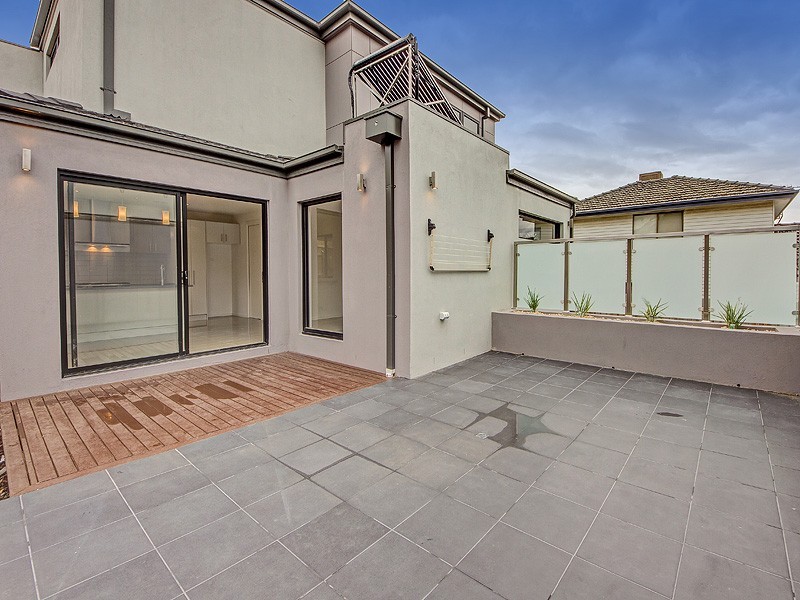 Unit 2/31 Fenacre Street, Strathmore VIC 3041