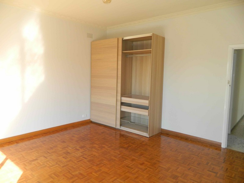 2/23 WALTERS AVENUE, Airport West VIC 3042