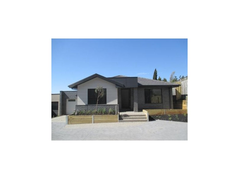 12 lamart, Strathmore VIC 3041