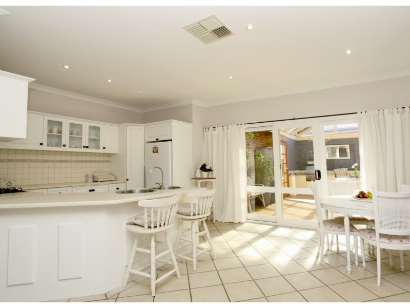 1 Highfield Drive, Aberfoyle Park SA 5159