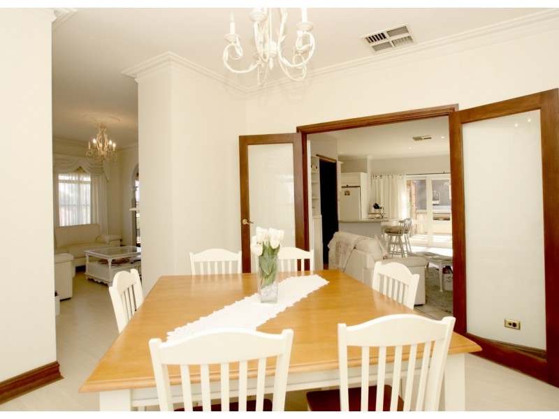 1 Highfield Drive, Aberfoyle Park SA 5159