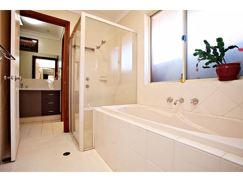 32 Sovereign Drive, Woodcroft SA 5162