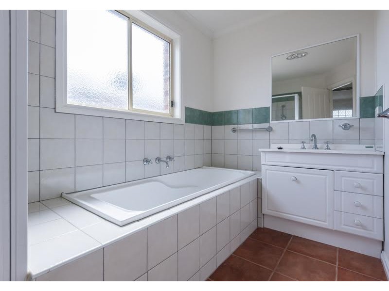 2A Parkland Grove, Kingsbury VIC 3083