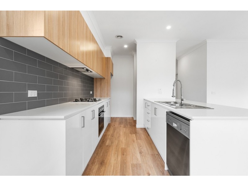 16 Tooradin Crescent, Doreen VIC 3754