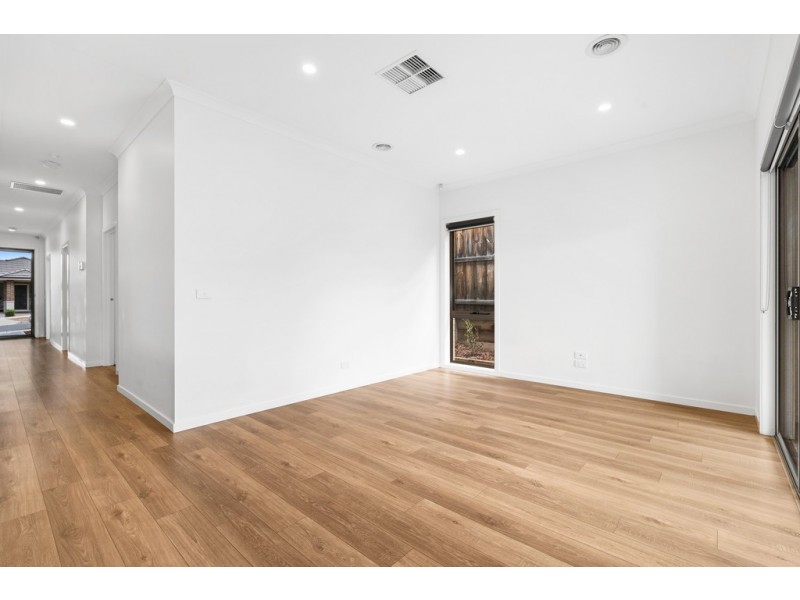 16 Tooradin Crescent, Doreen VIC 3754