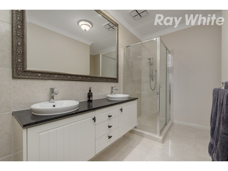 16 Gledswood Avenue, South Morang VIC 3752