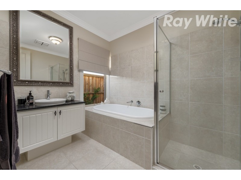 16 Gledswood Avenue, South Morang VIC 3752