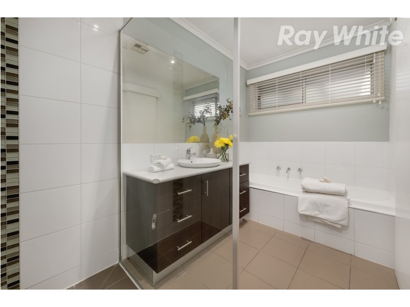 9 Fleetwood Court, Gladstone Park VIC 3043