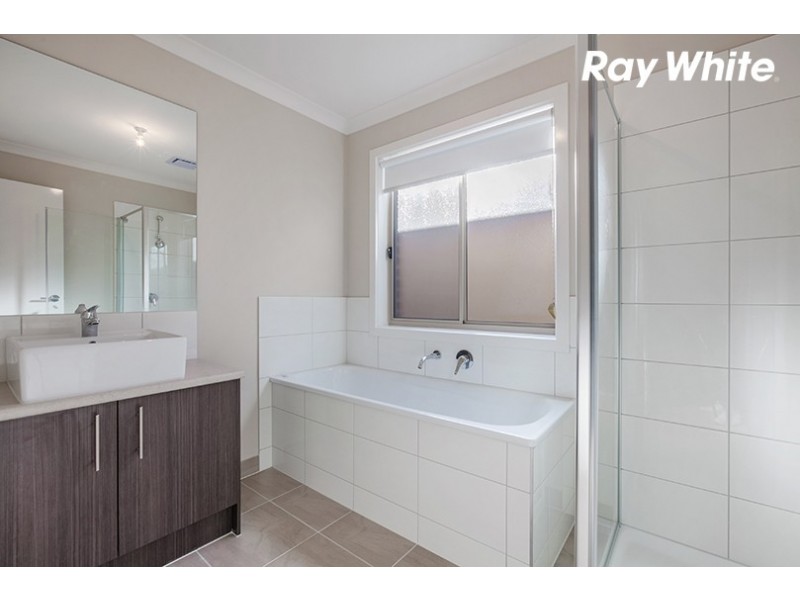 18 Landing Avenue, Doreen VIC 3754