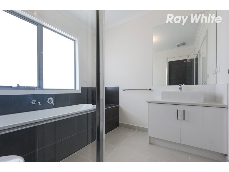 2/3 Curtain Street, Kingsbury VIC 3083