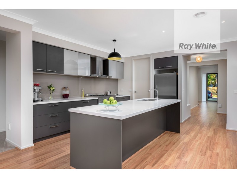 6 Hanmer Drive, South Morang VIC 3752