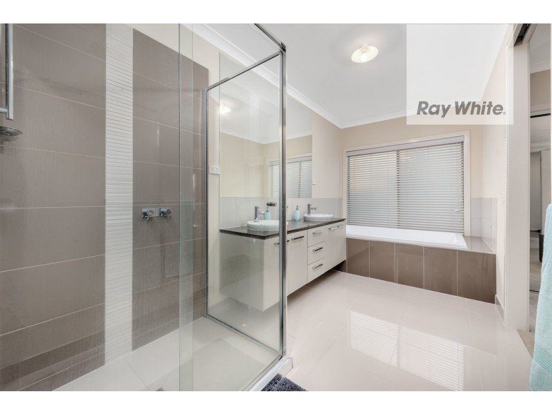 6 Hanmer Drive, South Morang VIC 3752