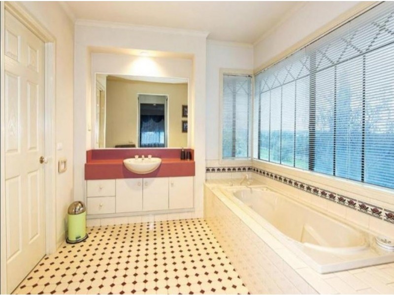 2 Rostrata View, Mill Park VIC 3082