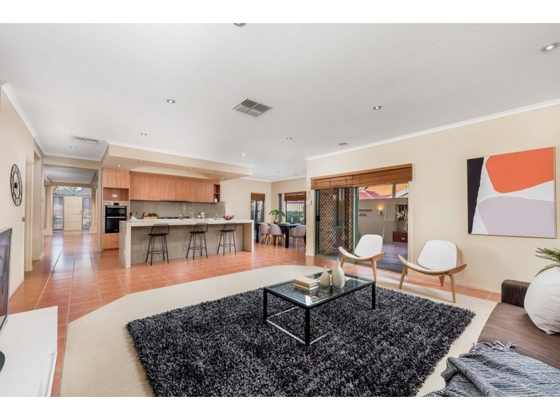 8 Inglewood Court, Mill Park VIC 3082