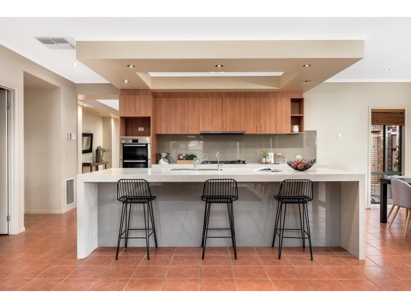 8 Inglewood Court, Mill Park VIC 3082