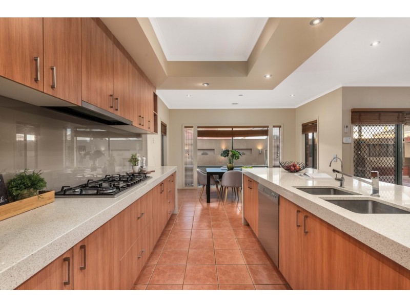 8 Inglewood Court, Mill Park VIC 3082