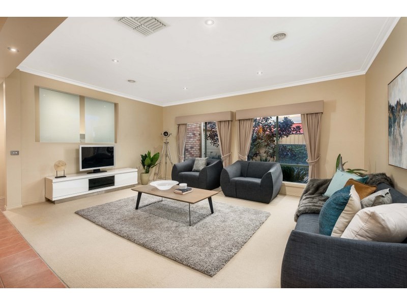 8 Inglewood Court, Mill Park VIC 3082