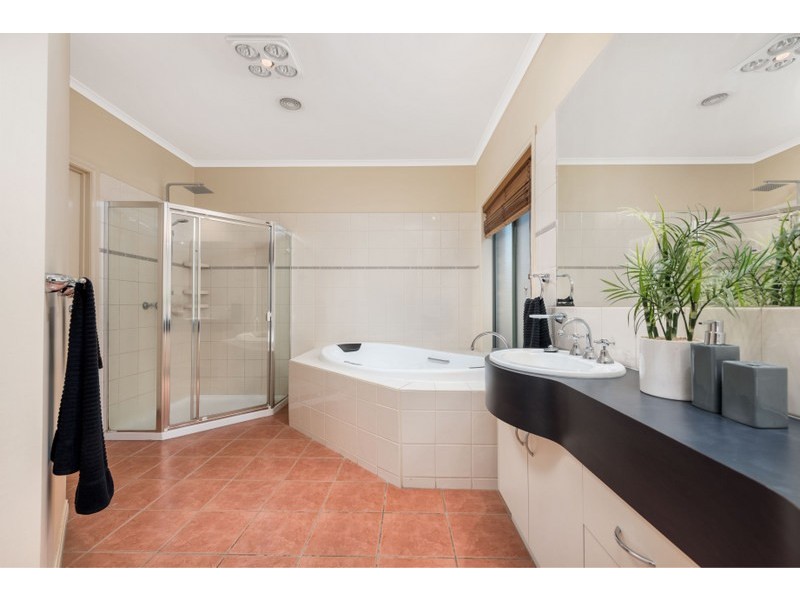 8 Inglewood Court, Mill Park VIC 3082