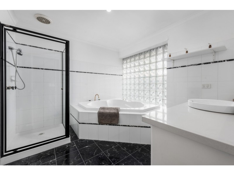 13 Stradella Close, Mill Park VIC 3082