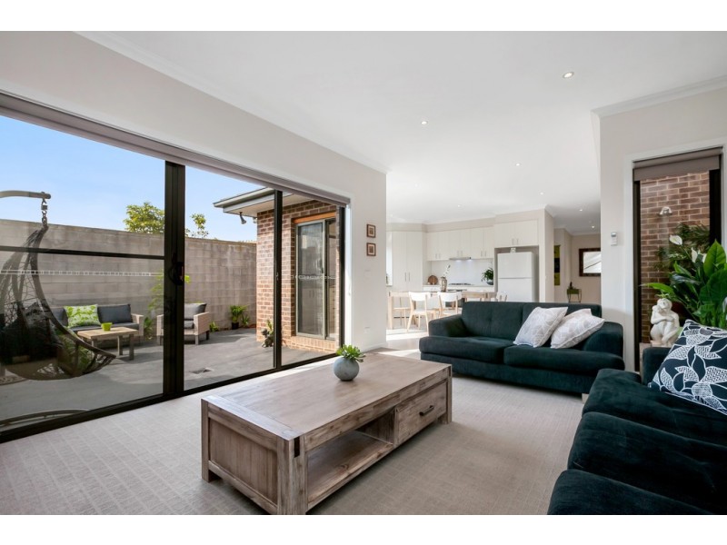 2/18 Maryborough Avenue, Kingsbury VIC 3083