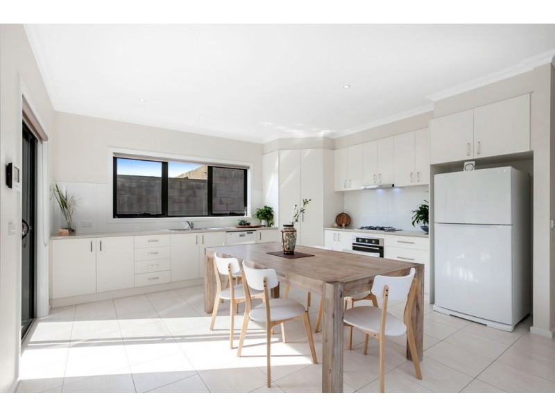 2/18 Maryborough Avenue, Kingsbury VIC 3083