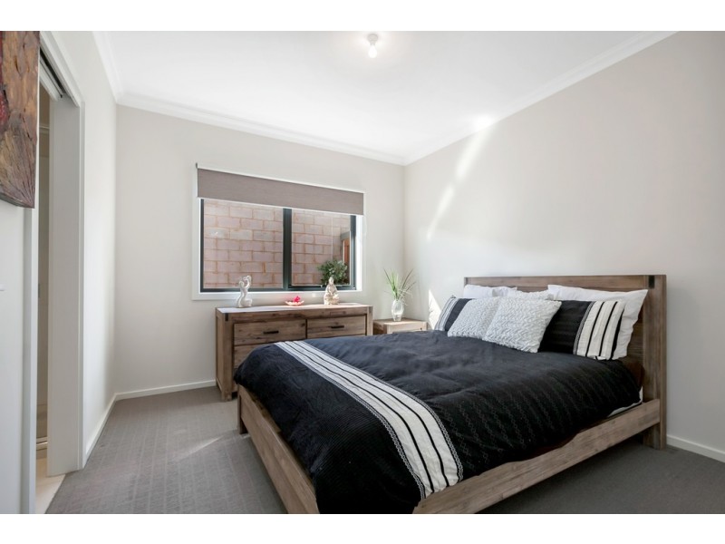 2/18 Maryborough Avenue, Kingsbury VIC 3083