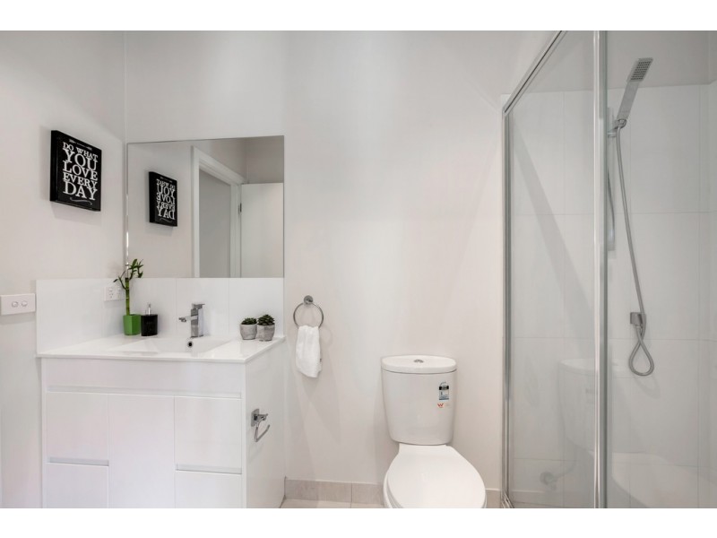 2/18 Maryborough Avenue, Kingsbury VIC 3083