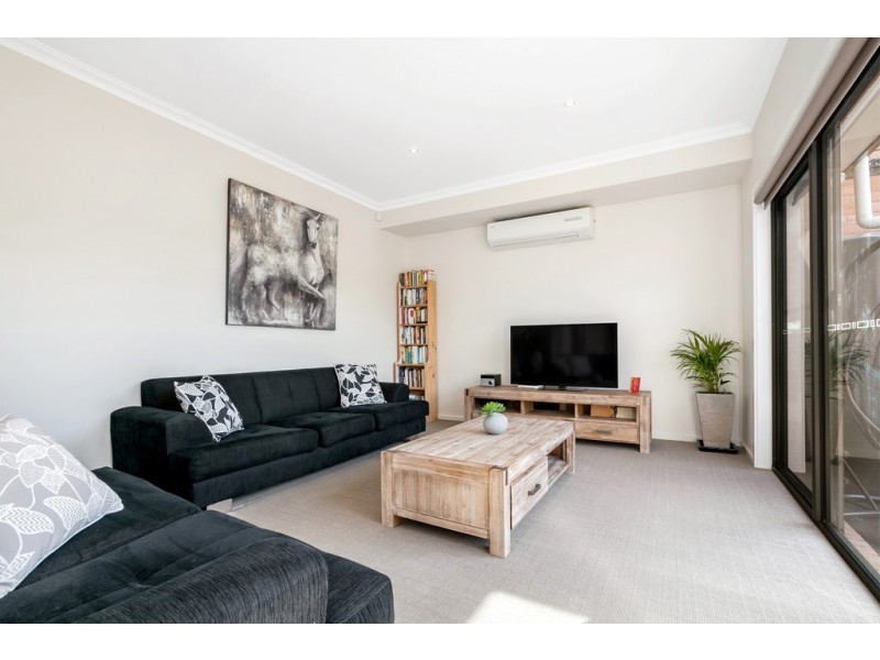 2/18 Maryborough Avenue, Kingsbury VIC 3083