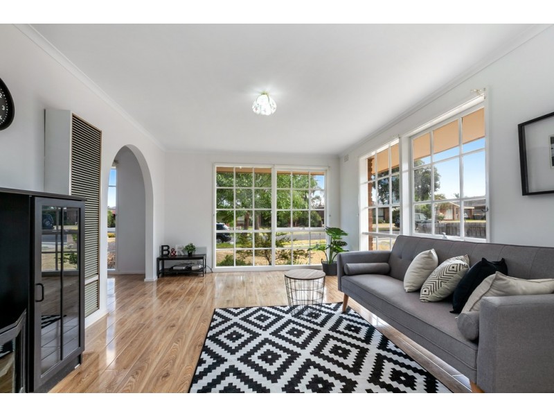 10 Wenden Road, Mill Park VIC 3082