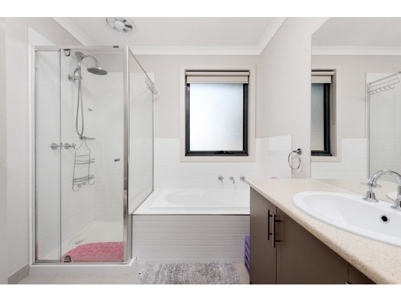 213 The Lakes Boulevard, South Morang VIC 3752