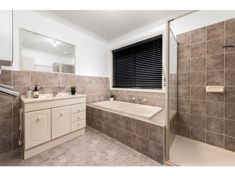 31 Doreen Rogen Way, South Morang VIC 3752