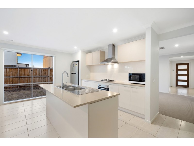 33 Wingfield Parkway, Williams Landing VIC 3027