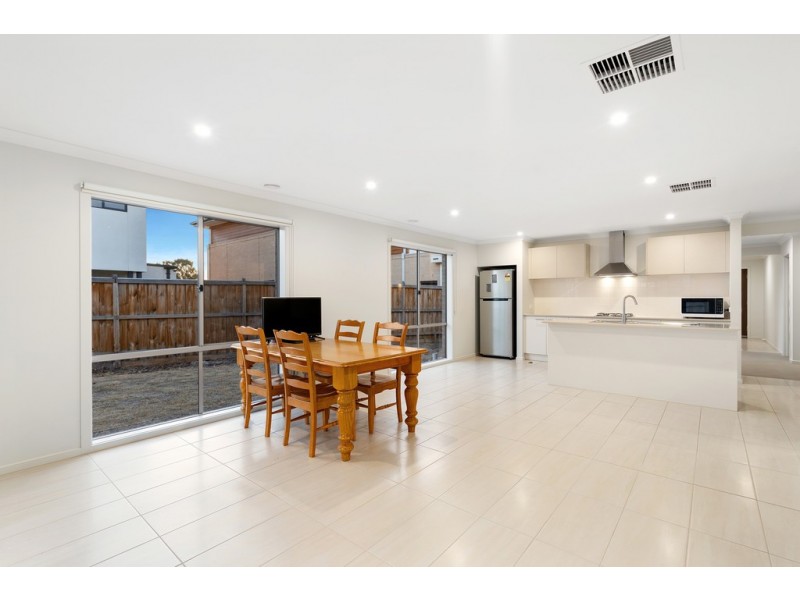 33 Wingfield Parkway, Williams Landing VIC 3027