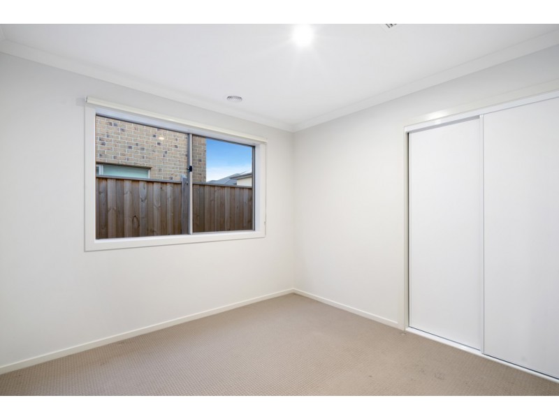 33 Wingfield Parkway, Williams Landing VIC 3027