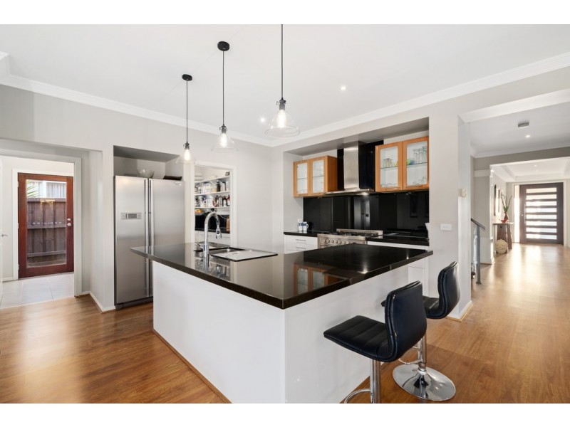 33 Fitzjohns Drive, Bundoora VIC 3083