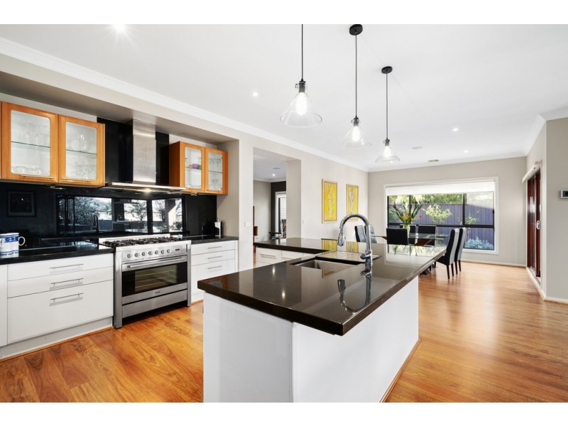 33 Fitzjohns Drive, Bundoora VIC 3083