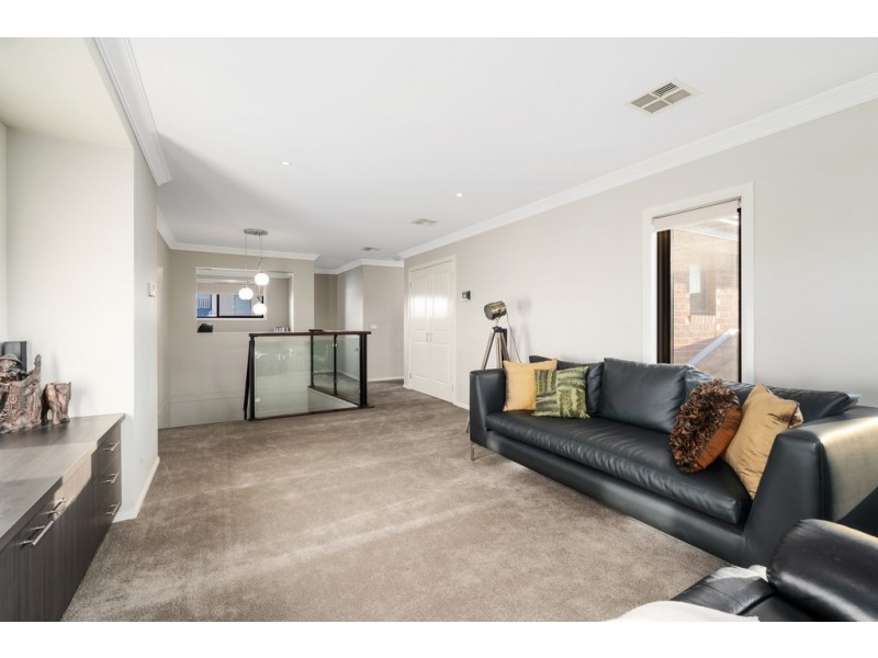 33 Fitzjohns Drive, Bundoora VIC 3083