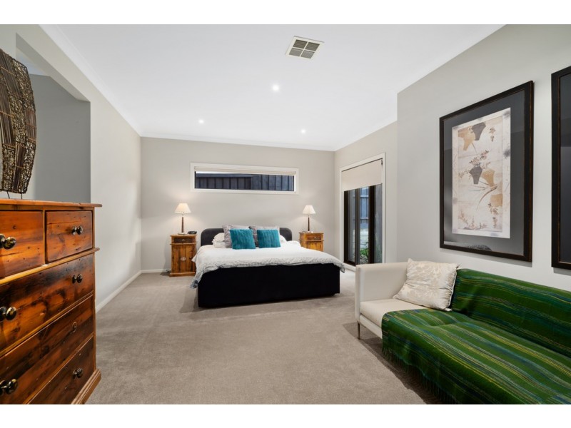 33 Fitzjohns Drive, Bundoora VIC 3083