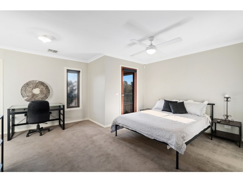 33 Fitzjohns Drive, Bundoora VIC 3083