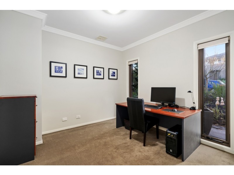 33 Fitzjohns Drive, Bundoora VIC 3083