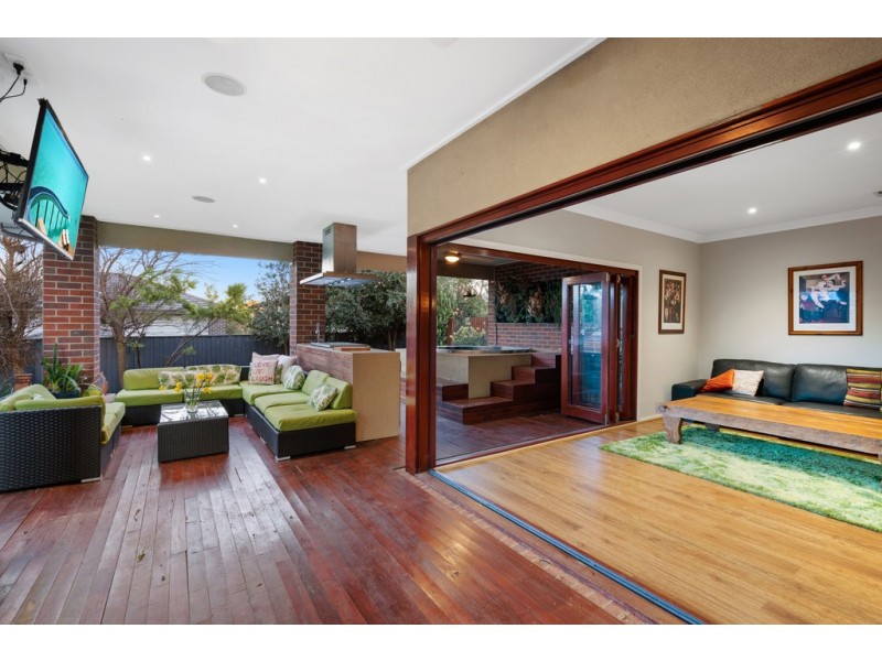 33 Fitzjohns Drive, Bundoora VIC 3083