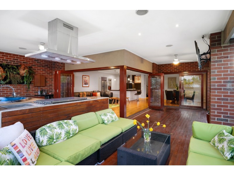 33 Fitzjohns Drive, Bundoora VIC 3083