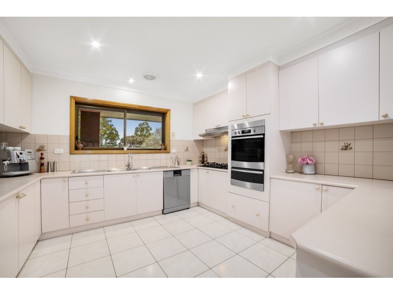 18 Hutchins Circuit, Bundoora VIC 3083