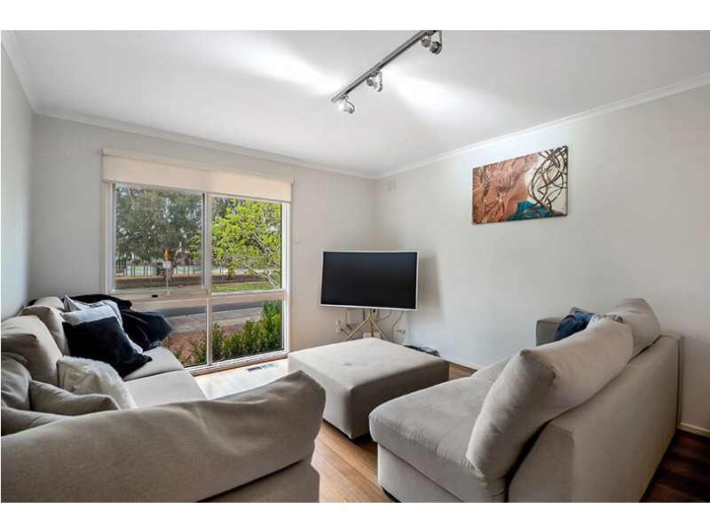 2 Cuthbert Drive, Mill Park VIC 3082
