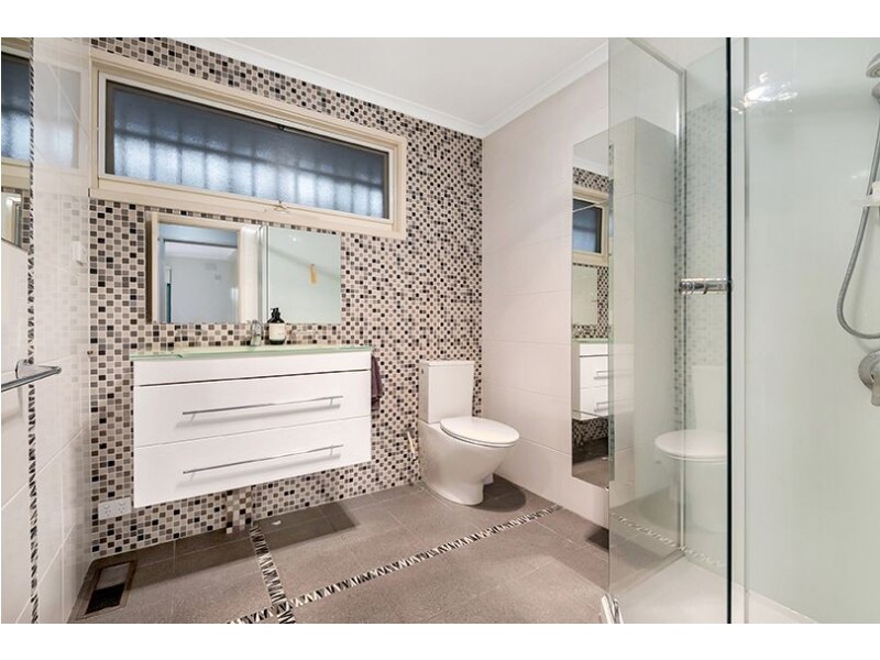 2 Cuthbert Drive, Mill Park VIC 3082