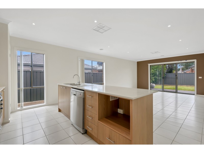 16 Dixon Creek Drive, South Morang VIC 3752