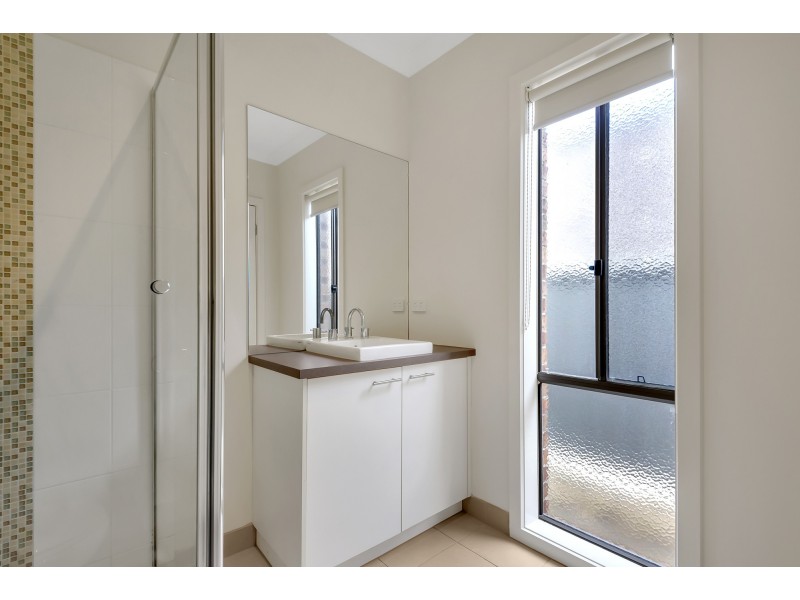 16 Dixon Creek Drive, South Morang VIC 3752