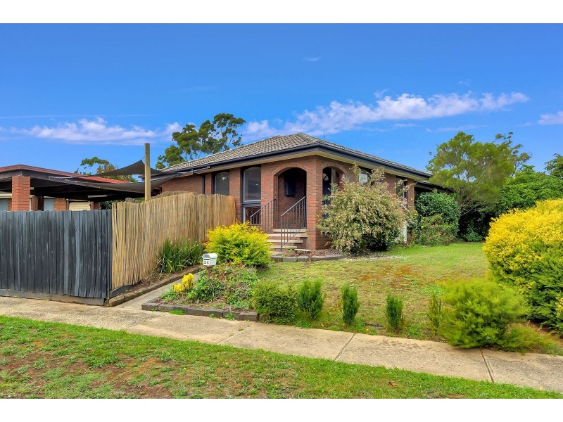 24 Statesman Crescent, Mill Park VIC 3082