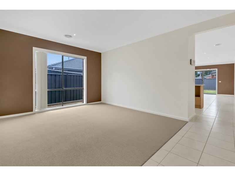 16 Dixon Creek Drive, South Morang VIC 3752